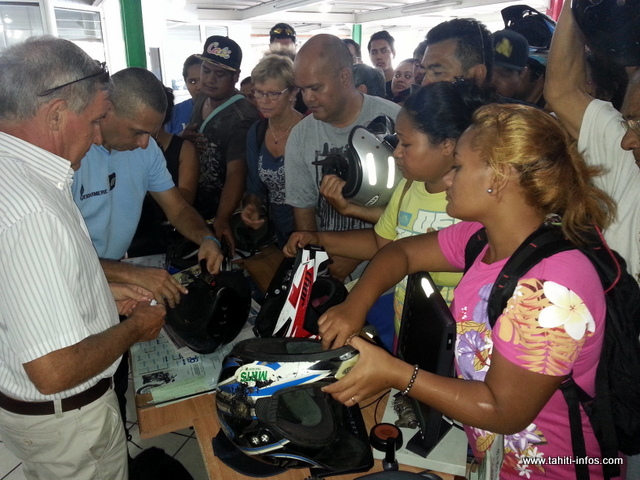Une centaine d'usagers de deux-roues se sont massés ce matin dans le showroom du concessionnaire partenaire de l'opération.