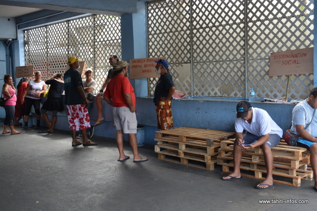 Les grévistes se sont déplacés devant l'accès menant aux urgences