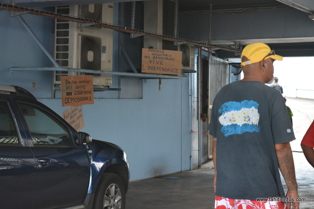 Plusieurs panneaux y ont été installés et accrochés