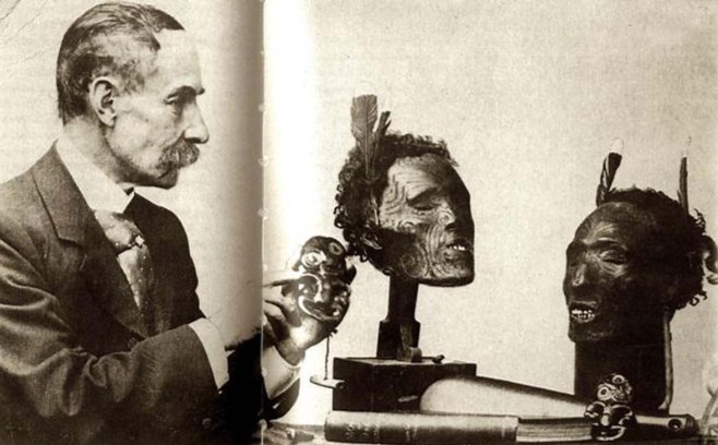 Robley tenant en main un “hei tiki” en jade ; le militaire retraité possédait une très belle collection d’antiquités maories, en plus de ses “moko” momifiés.