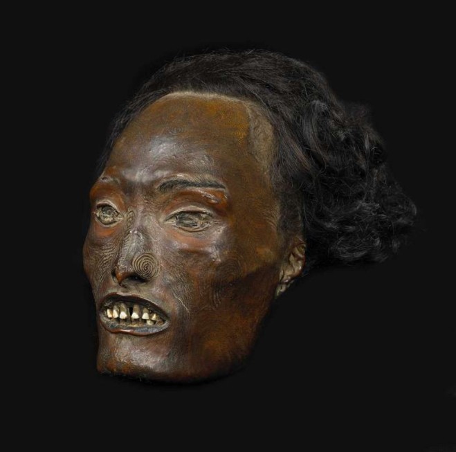 Près de vingt têtes momifiées maories étaient détenues par différents musées de France, qui ont restitué le 23 janvier 2012, un lot important de ces horribles curiosités (le musée du quai Branly, le Muséum national d’histoire naturelle à Paris, les musées de Rouen, Dunkerque, La Rochelle, Lille, Lyon, Marseille, Nantes et Sens, ainsi que l'université de Montpellier).