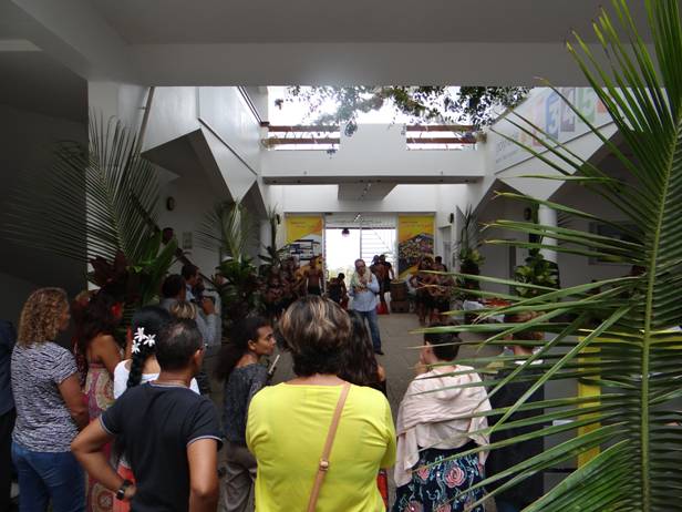 prise de contact avec le personnel dans le patio de Polynésie 1ère à  Pamatai