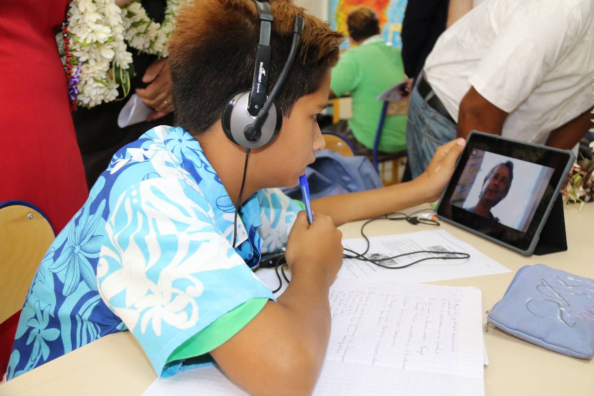 Lors de sa visite en Polynésie, la ministre de l'Éducation Najat Vallaud-Belkacem a découvert à Huahine l'école numérique la plus avancée de Polynésie. Les projets testés là-bas vont rapidement se généraliser.