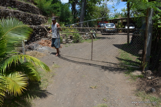 Un portail a dû être installé pour stopper les allées et venues.