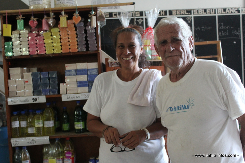 Pascale et Philippe Postaire-Le Marais dans leur petite usine, à Arue.