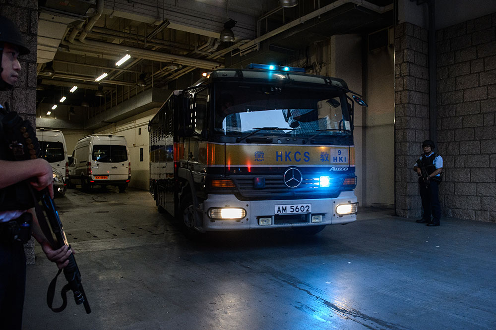 Indonésie: un pilote secouru en montagne trois jours après le crash de son hélicoptère