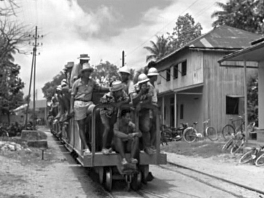 le train dans le village de Vaitepaoa 1959. Film Yves Allegret