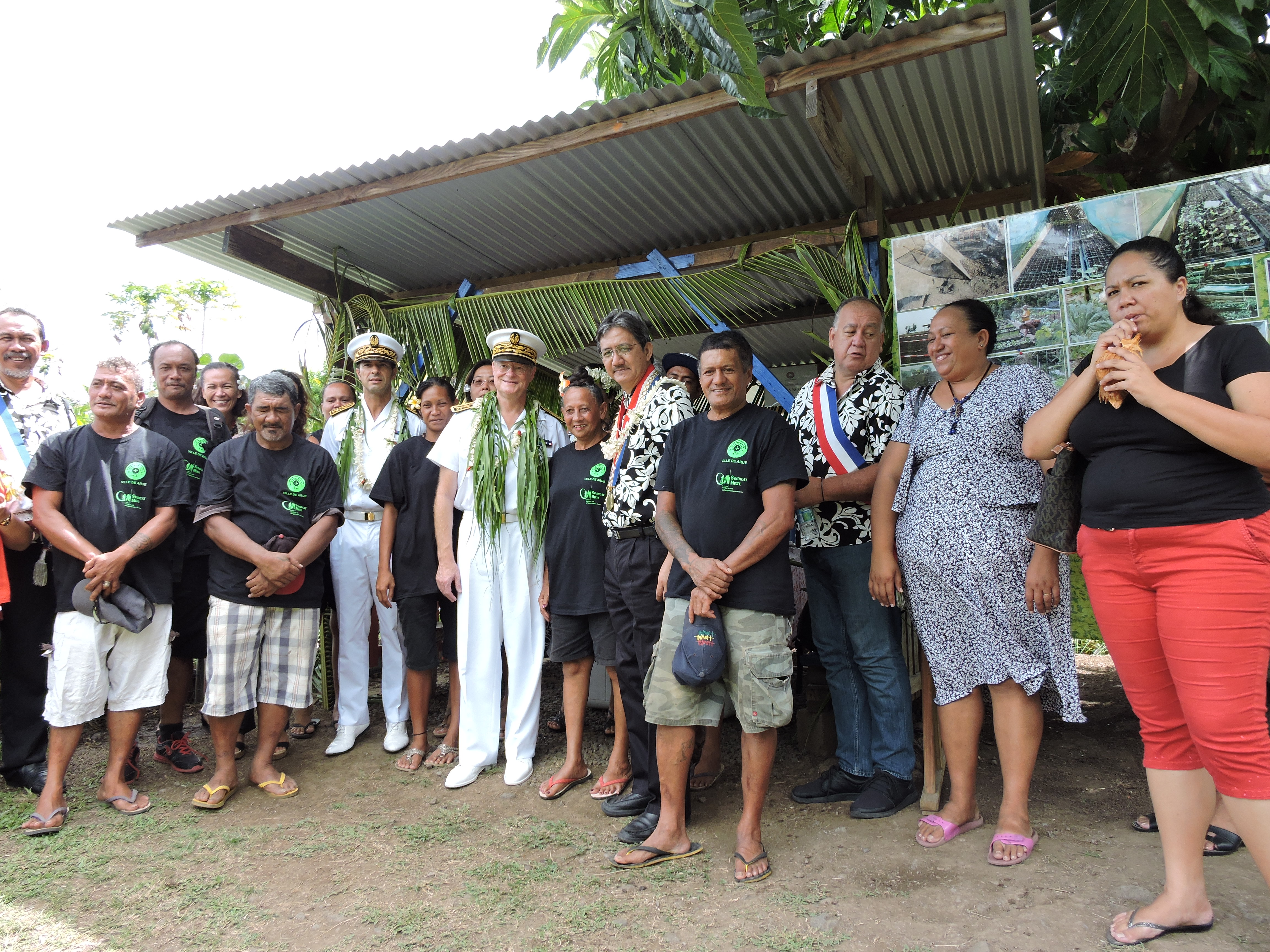 L'équipe municipale en compagnie du haut-commissaire et des familles s'occupant du jardin partagé de Erima.