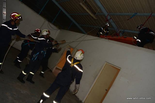 "Donc là, ils sont intervenus sur site, ils ont sécurisé la zone pour ne pas se mettre en danger eux-mêmes, et ensuite, ils ont essayé de sauver une personne qui était en hauteur dans les déblais", décrit le directeur du cabinet du haut-commissaire, Frédéric Poisot.