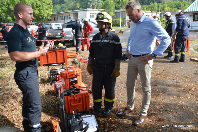Les équipes travaillent avec du matériel performant. Ici, un des formateurs présente leurs outils de travail au directeur cabinet du haut-commissaire.