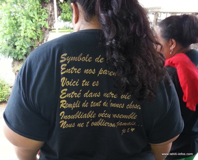 Famille et proches de la victime se sont déplacés à l'audience vêtus d'un tricot imprimé à la mémoire de Séverin.