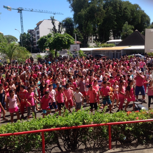 Flash mob à la Mennais dans le cadre d'Octobre rose 2016.