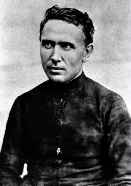 Le père Damien photographié en 1873 ; il a 33 ans et vient de débarquer à Molokai pour se consacrer aux damnés de Hawaii, les lépreux.