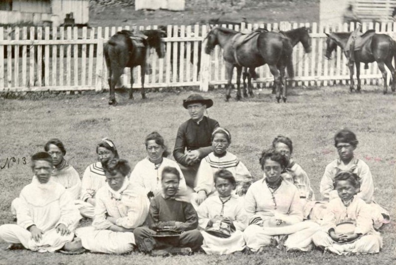 Damien, avant que la maladie ne le frappe (1870 probablement), au milieu de jeunes orphelines lépreuses à Kalaupapa.