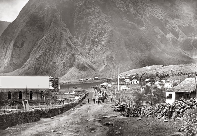L’église Sainte-Philomène, sur le camp de Kalaupapa ; son clocher n’est pas encore achevé et le campement est très rudimentaire. 8 000 lépreux mourront à Molokai.