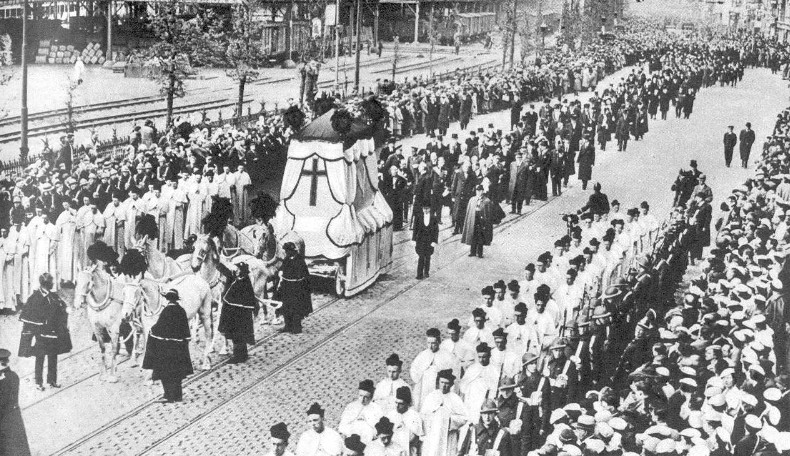Cérémonie majestueuse que celle qui fut organisée le 3 mai 1936 à Anvers, lorsque le corps de Damien fut rapatrié en Belgique.