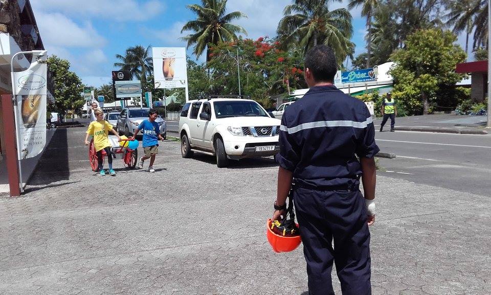 Les jeunes sapeurs-pompiers de Moorea ont fait le tour de l'île à pied avec des dévidoirs.