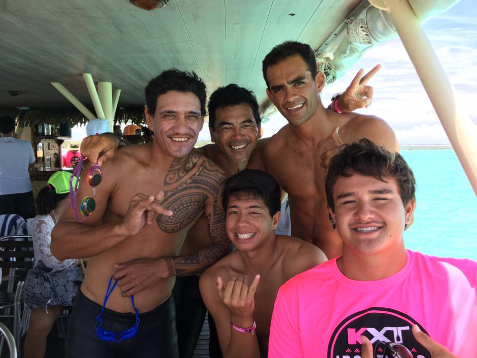 Keahi Agnieray en rose, avec Teavatea. Derrière les "anciens" Steeve, Bruno et Thierry