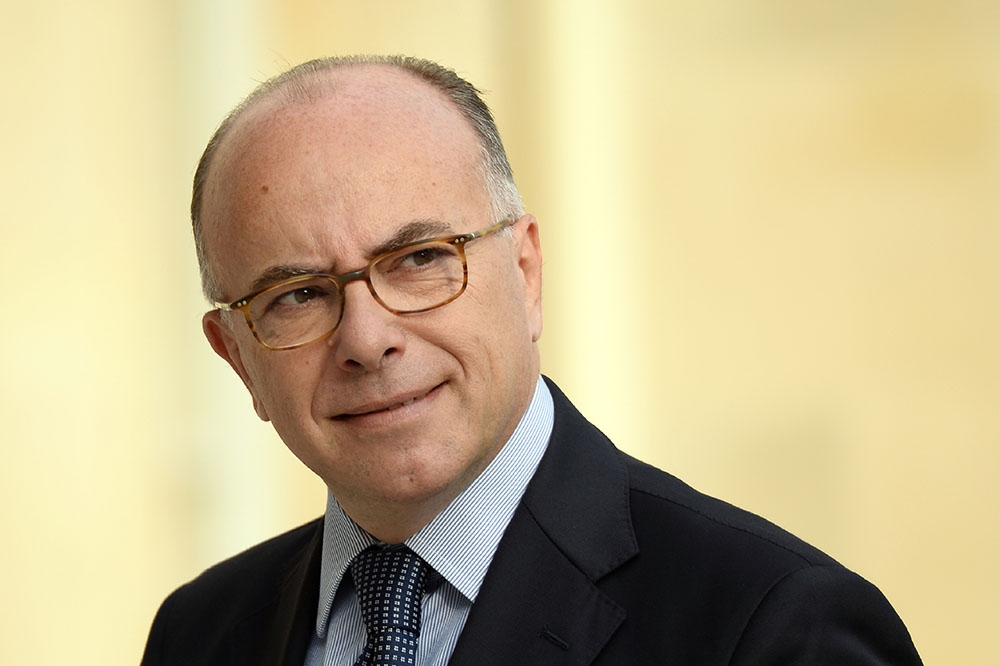 Hollande nomme Cazeneuve, son homme de confiance, à Matignon, le gouvernement légèrement remanié
