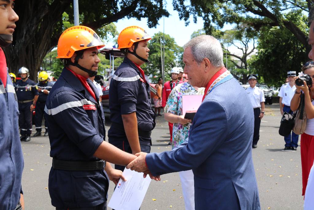 Les pompiers fêtent la Sainte-Barbe place Tarahoi