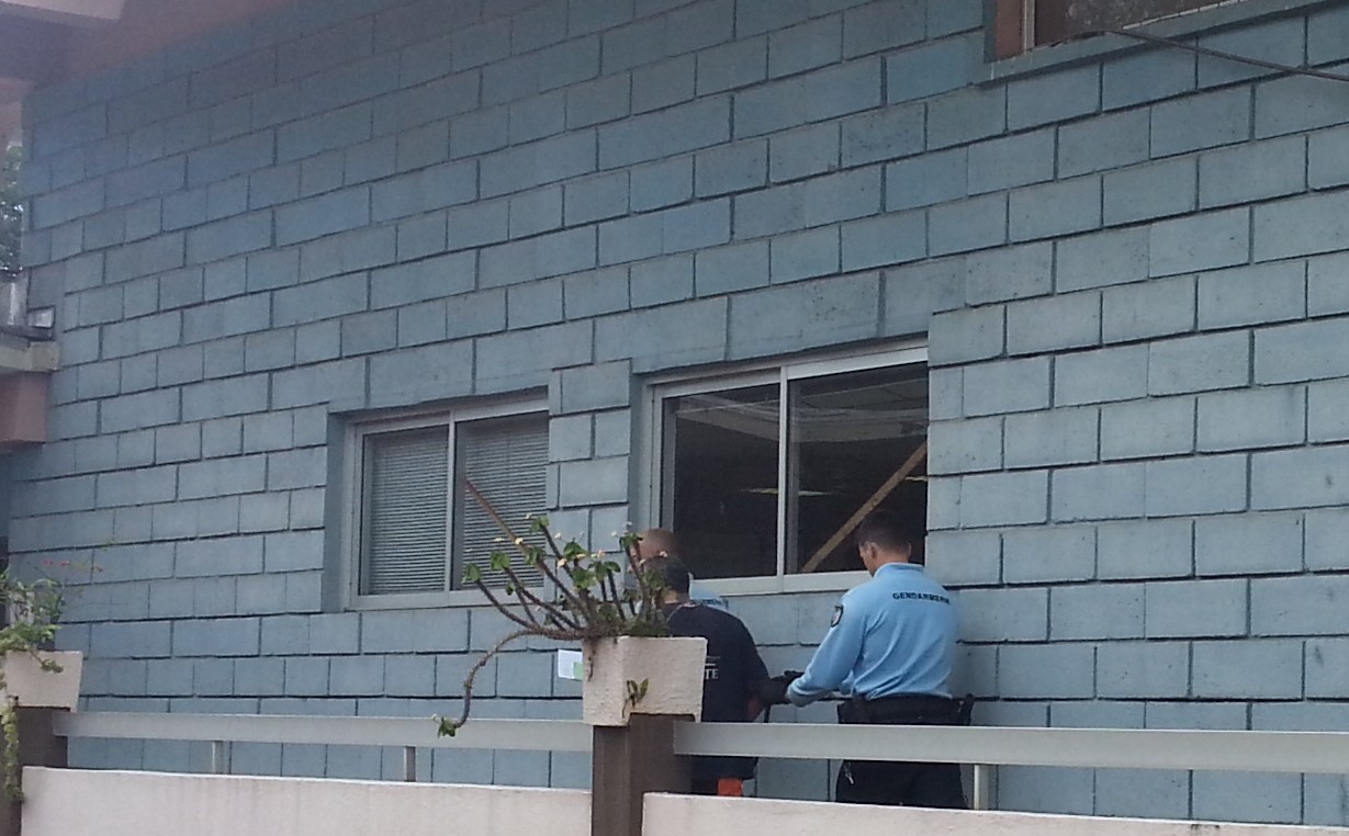 En détention depuis son interpellation par les gendarmes le jour des faits, le père a été maintenu à la maison d'arrêt pour y purger les 18 mois de prison ferme dont il a écopé cet après-midi.