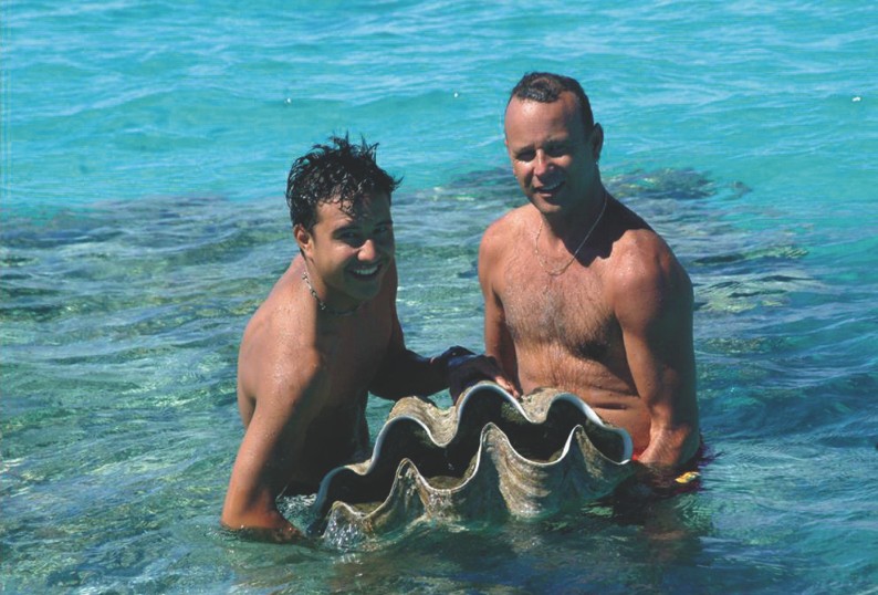 Et oui, les bénitiers atteignent des tailles énormes à Aitutaki où ils sont protégés. Celui-ci retrouvera le fond du lagon après la photo.