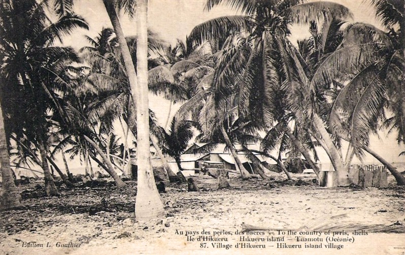 Pêcheurs d'huitres nacrières et perlières à Hikueru 1941-1944. photo Masselot