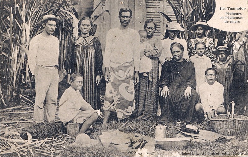 pêcheurs et pêcheuses de nacres des îles Tuamotu. Photo Thuret.jpg