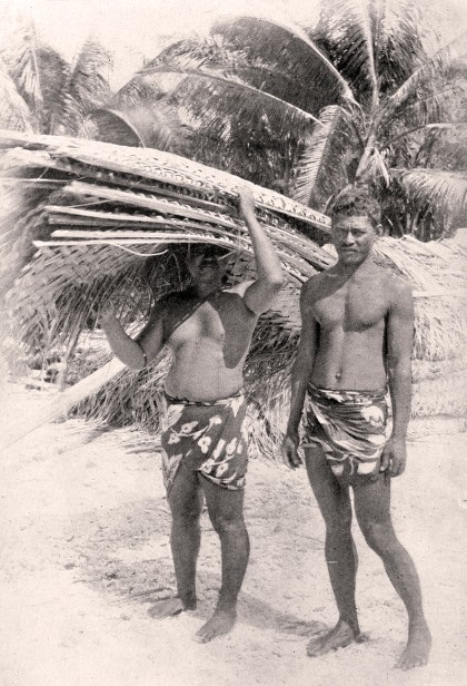 Plongeurs de nacres devant sa maison à Hikueru en 1915
