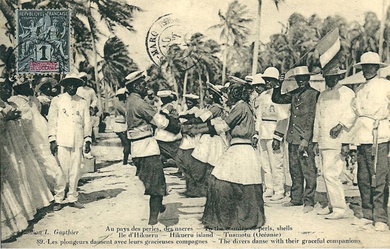 Les plongeurs dansent avec leur épouse pour le 14 juillet 1912, Hikueru, Photo Lucien Gauthier.