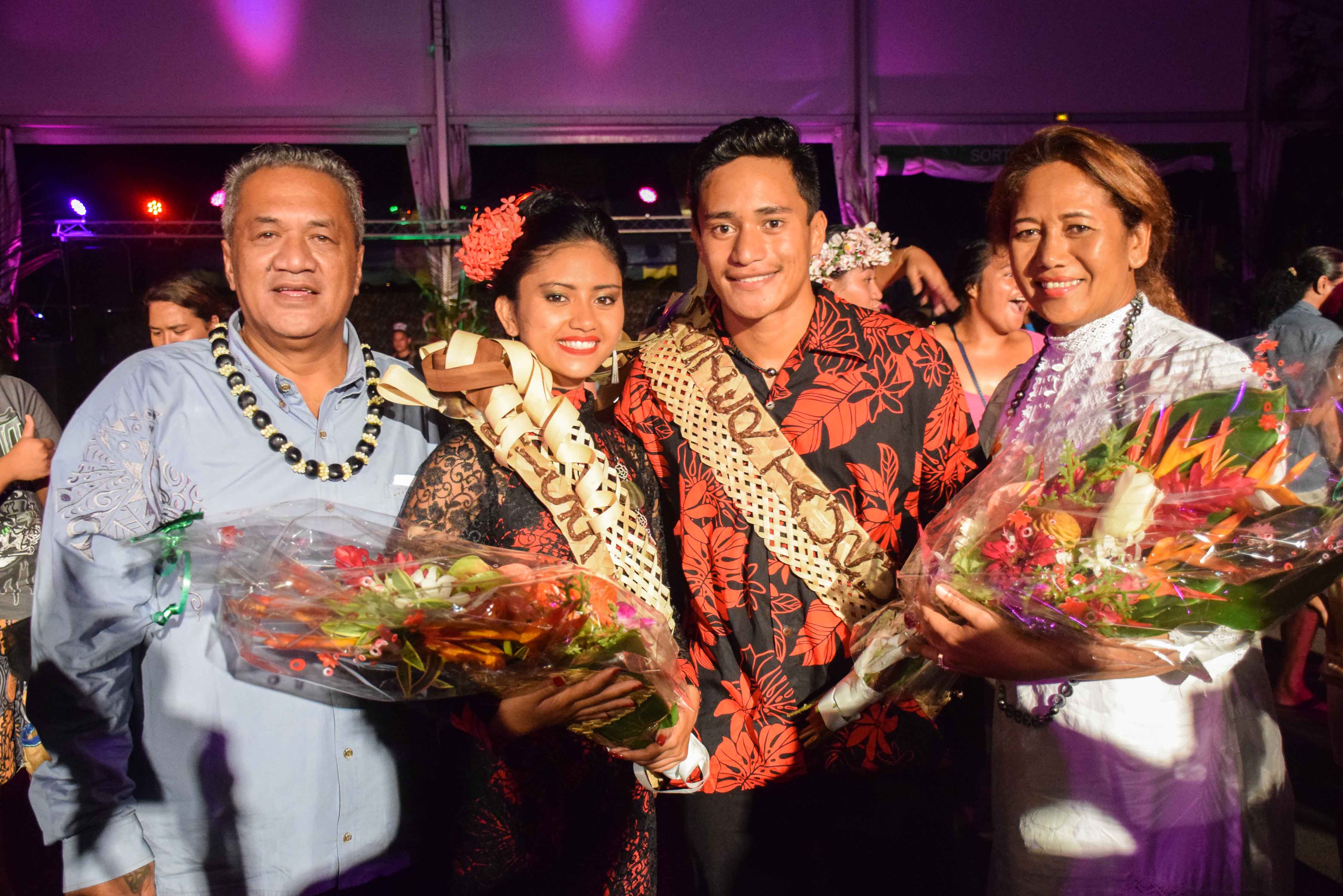 Alvarez Tearoha et Ahumata Paku, entourés de Pascal Mauahiti et Heimata Estall de la ville de Faa’a, organisateurs du concours.