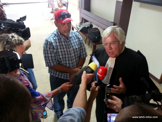 Cyril Tetuanui et son avocat, Me Quinquis, à la sortie de l'audience.