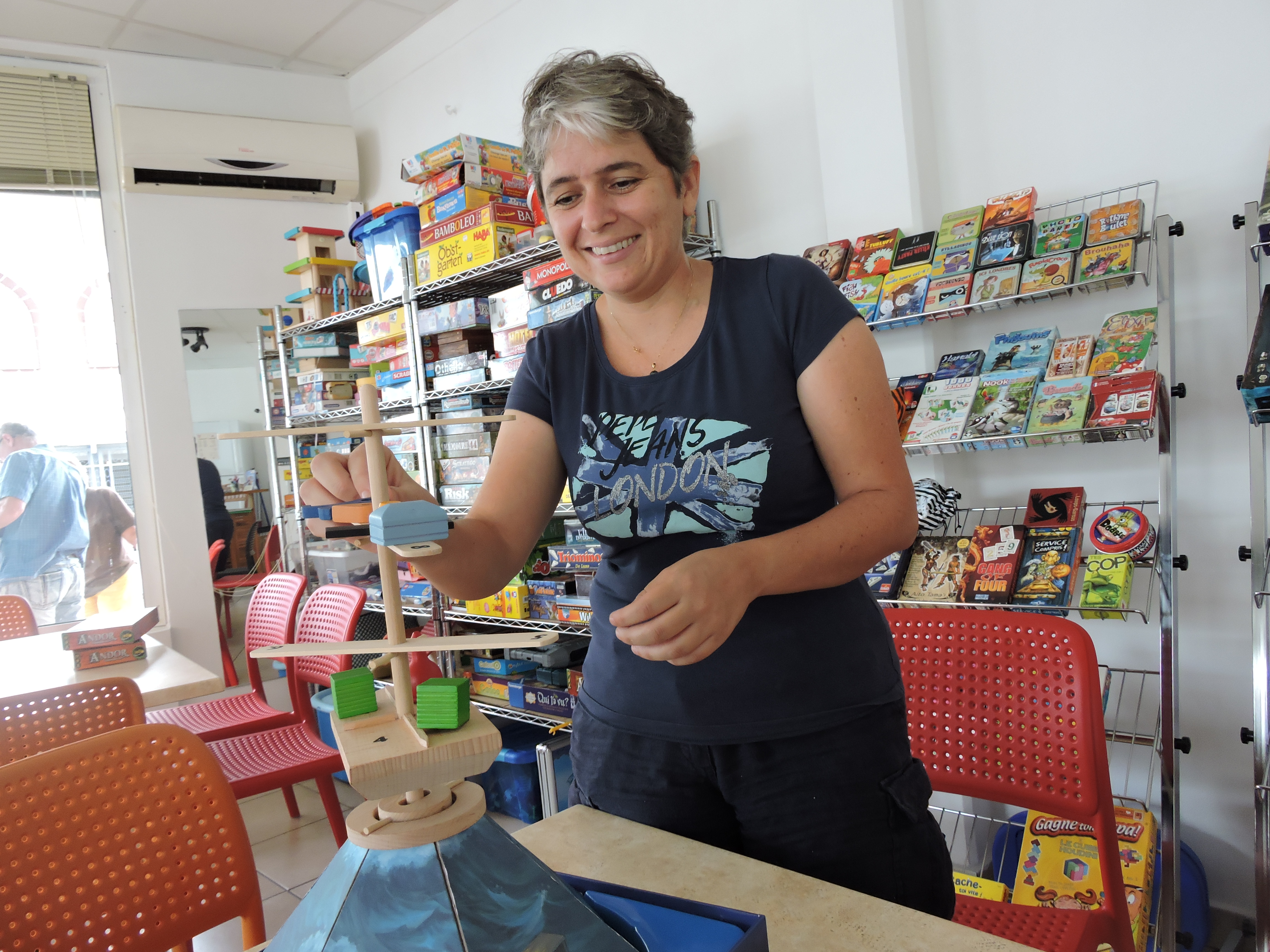 "Le jeu est impératif pour le bon développement affectif, cognitif, moteur, social de l'enfant", souligne Soizick. "Il permet à l’enfant de créer du lien, d’apprendre à se faire confiance et à avoir confiance en l'autre. Il lui permet d’expérimenter de nouvelles situations, de chercher des solutions, tout ceci dans un cadre sécurisant, car le jeu reste un plaisir où "tout reste possible". N'oublions pas qu'il n'y a pas d'enjeu dans le jeu".