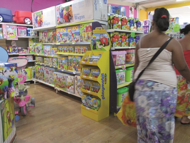 Avant d'acheter un jeu ou un jouet, ne vous fiez pas uniquement à son apparence, vérifiez bien qu'il ne comporte aucun risque pour votre enfant – surtout pour les plus petits.