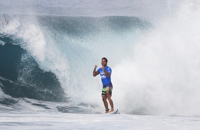 Surf Pro : Michel Bourez, magistral, remporte le Pipeline Master