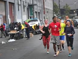 Des sans-abri de Los Angeles courent pour prendre un nouveau départ