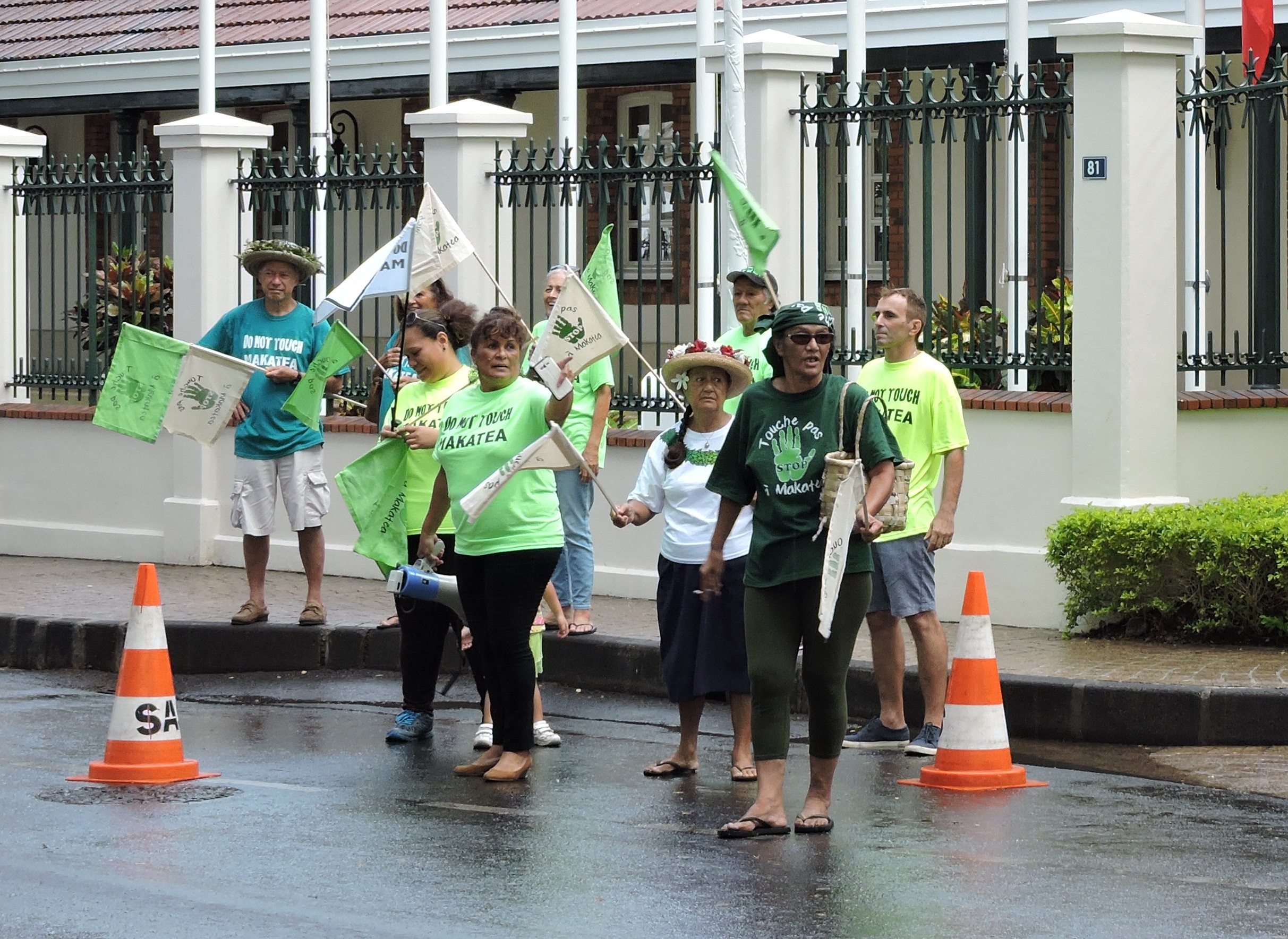 Ariitai'a Tiai ( le plus à droite sur la photo) le 30 novembre, associé aux opposants du projet minier de Makatea, trois semaines après le début de sa grève de la faim.