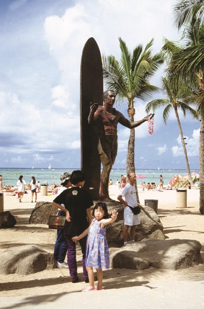 Lieu culte s’il en est, la statue de bronze du père du surf, Duke Paoa Kahanamoku (1891-1968)
