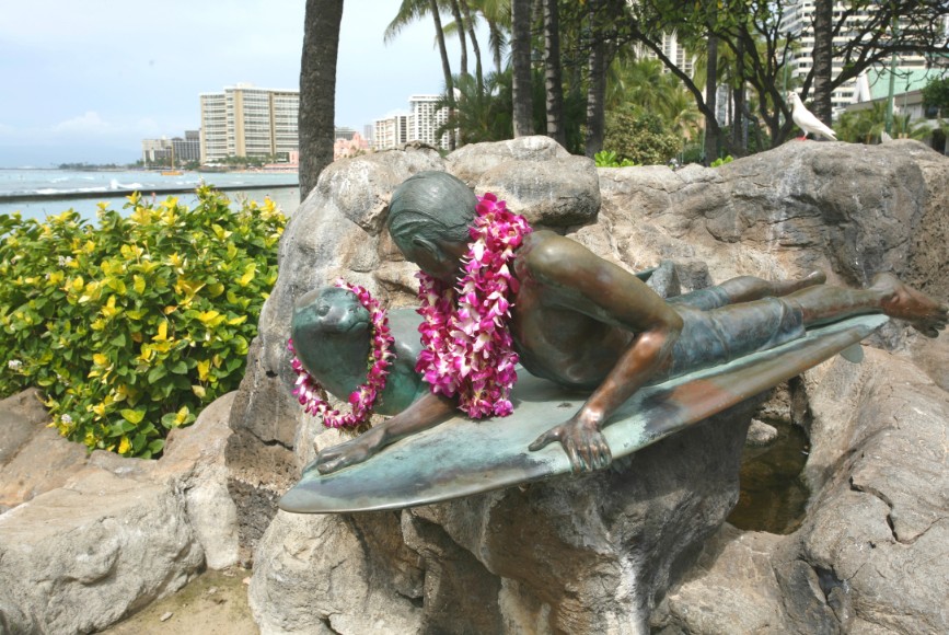 L’hommage au surf est omniprésent à Waikiki, y compris à travers les statues de bronze en bord de plage.