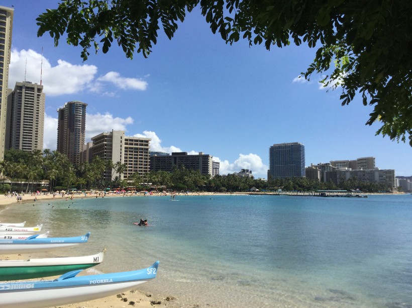 La plage de Waikiki a été très intensément bétonnée, beaucoup trop même, mais cette urbanisation sauvage n’a pas fait fuir les touristes :  8, 3 millions en 2014 à Hawaii…