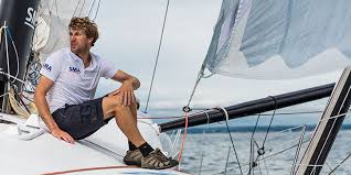 Victime d'une avarie,Paul Meilhat, ancien 3e de la course, se rapproche lui de Tahiti et devrait y être d'ici deux jours.