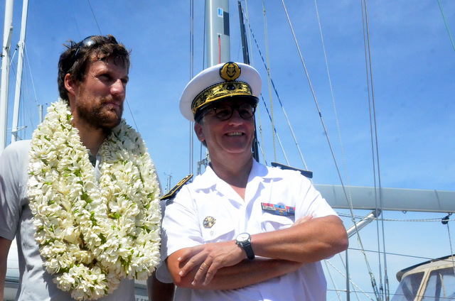 Paul Meilhat accompagné d'un contre-amiral  Denis Bertrand, commandant supérieur des Forces Armées en Polynésie française