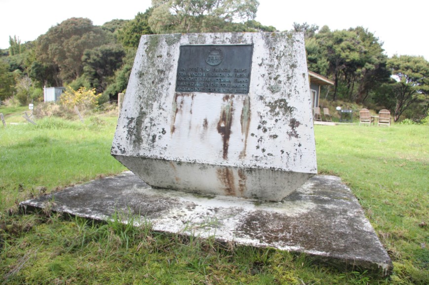 Un monument à la mémoire du navigateur français tué par les Maoris a été édifié à Bay of Islands, à l’endroit où il aurait été tué.