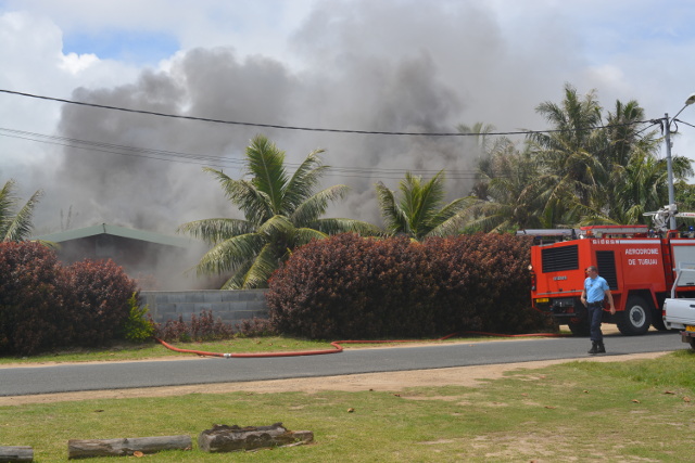Une maison en feu à Tubuai