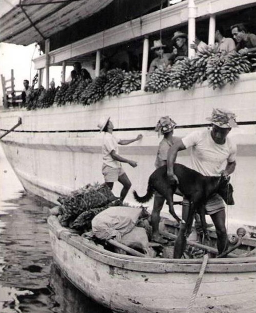 Chargement de marchandise sur une goélette en départ pour les iles