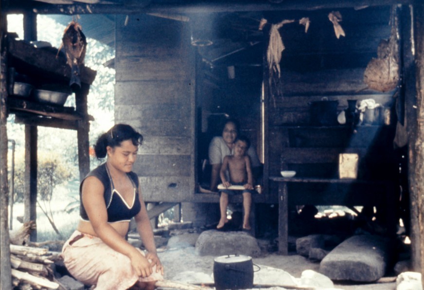 Coin cuisine dans un fare marquisien 1958. Photo Sea Chanty.