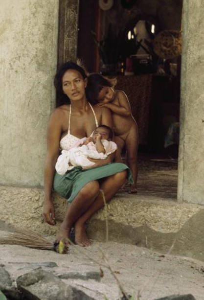 Mère et son enfant, Maupiti, photo George F. Mobley, 1979