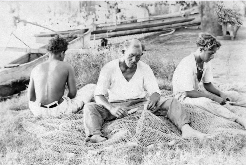 Pêcheurs-réparant-les-Filets, Tuamotu 1940.