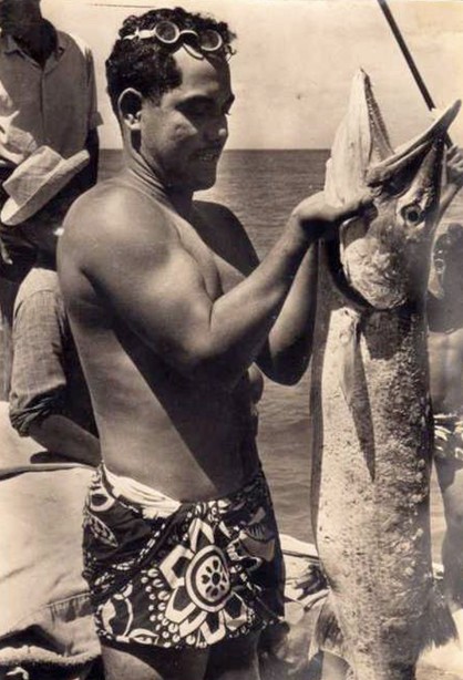 Plongeur paumotu avec sa prise, un barracuda, carte postale, photographe inconnu, vers 1950.