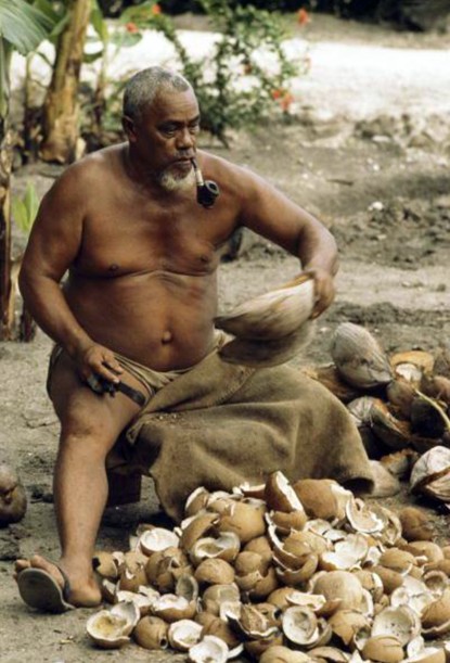 Préparation du coprah à Maupiti en 1979. photo George F. Mobley.